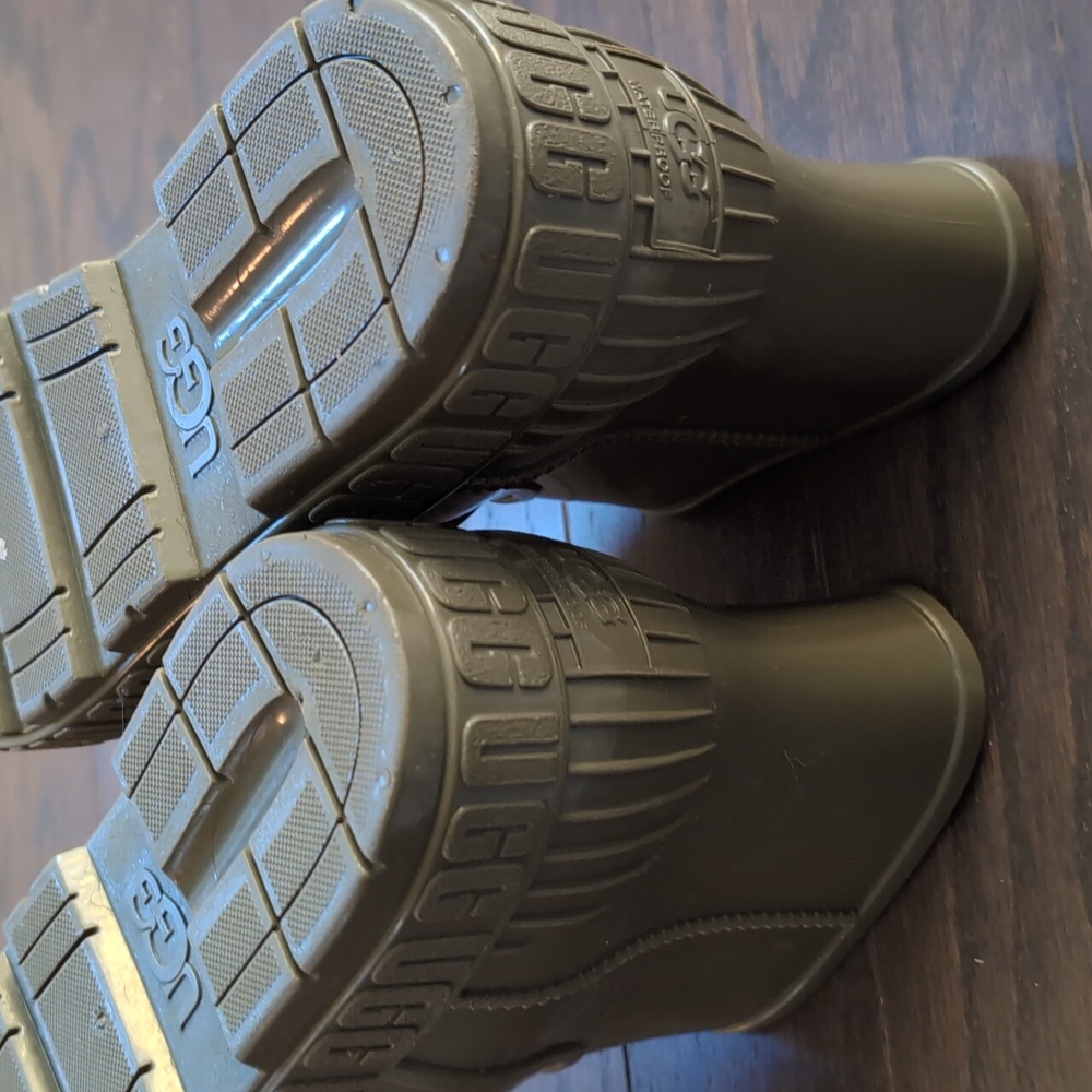 UGG Size 8 Olive Green Rain Boot - Picture 10 of 11
